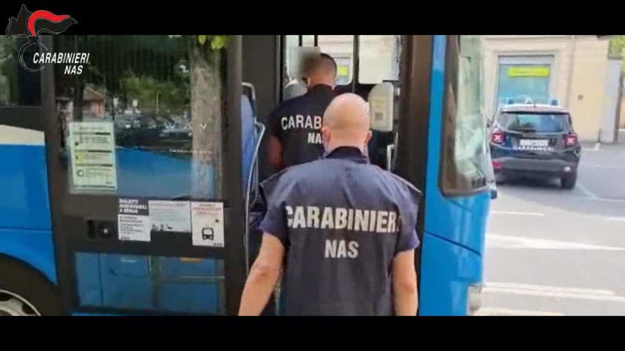 Controlli mascherina su autobus