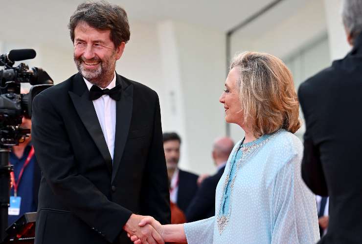Dario Franceschini stringe la mano a Hilary Clinton 
