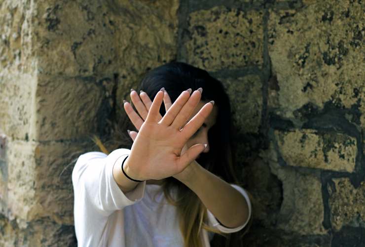 Donna che cerca di difendersi da stupro