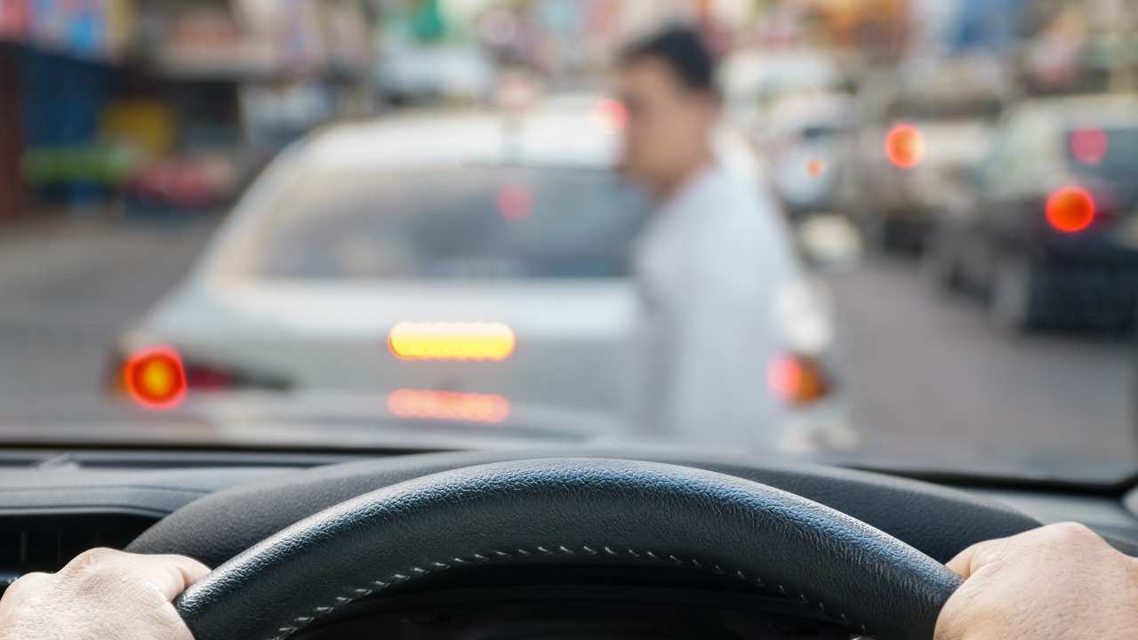 Donna tenta di investire amiche della figlia