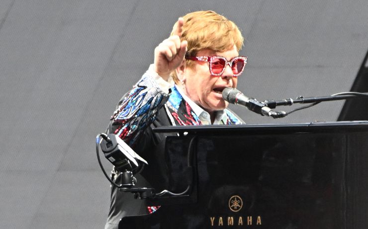 Elton John al pianoforte