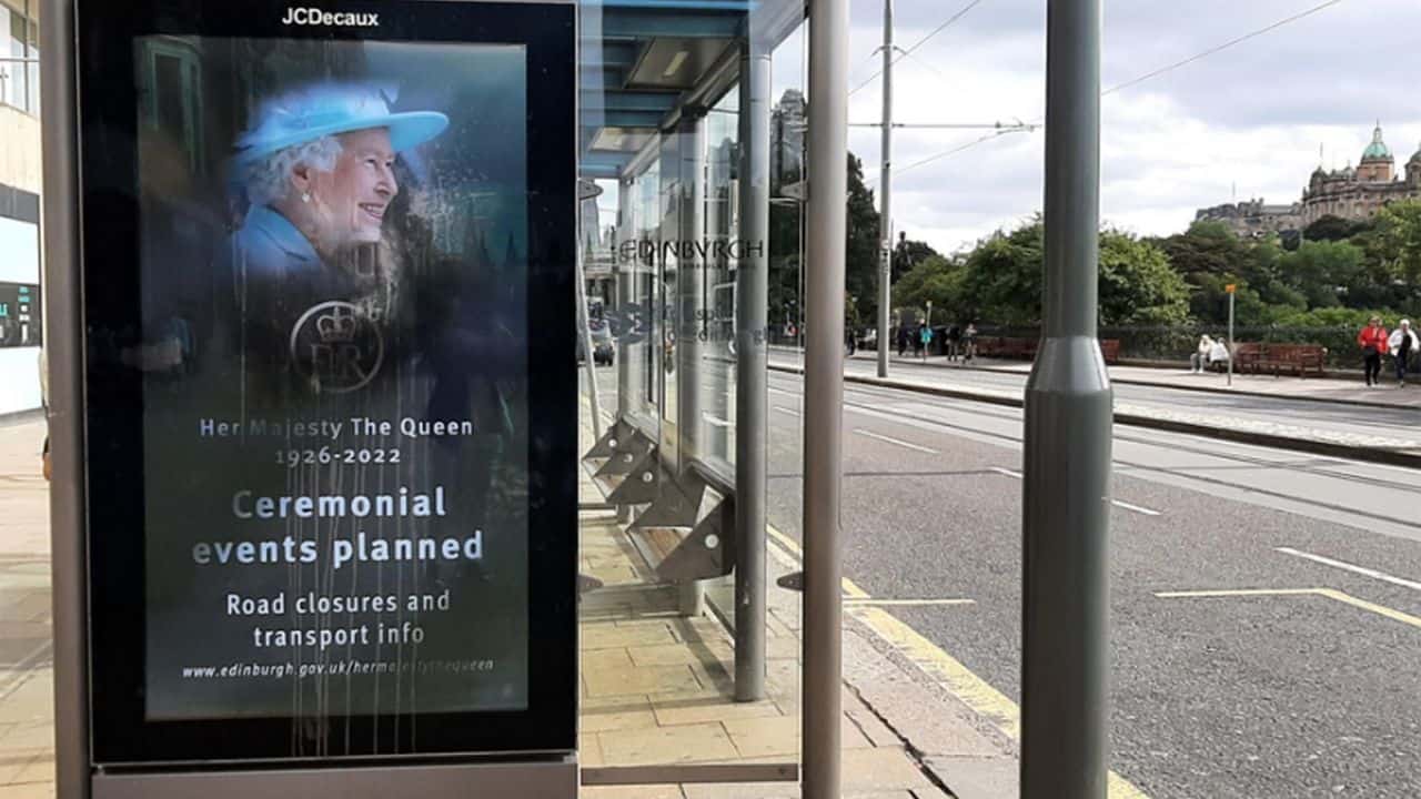 Fermata del bus a Edimburgo, con manifesto dedicato alla Regina