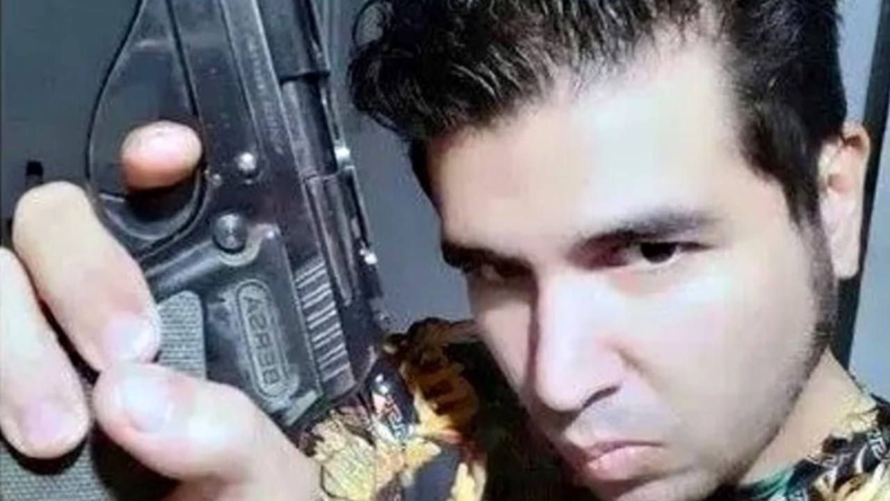 Fotografia del cellulare di Sabag Montiel che posa con un'arma