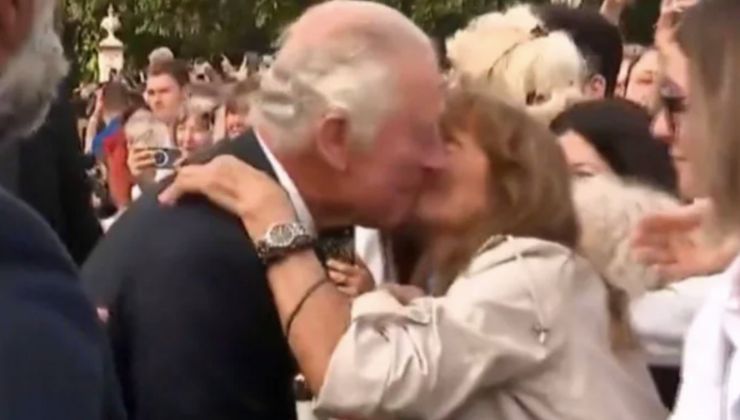 Il bacio che ha creato polemica tra Re Carlo III e una suddita