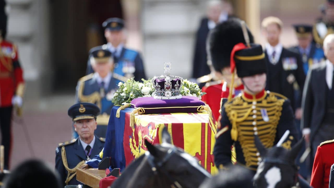 Il feretro della Regina Elisabetta II sfila per le strade di Londra