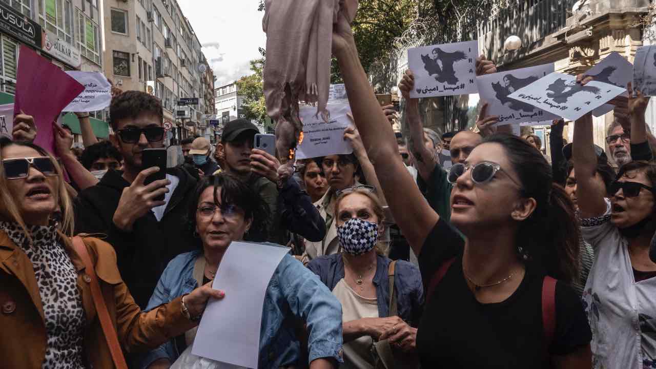 Istanbul, proteste Mahsa Amini all'ambasciata iraniana