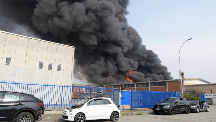 Maxi incendio alla fabbrica di San Giuliano Milanese