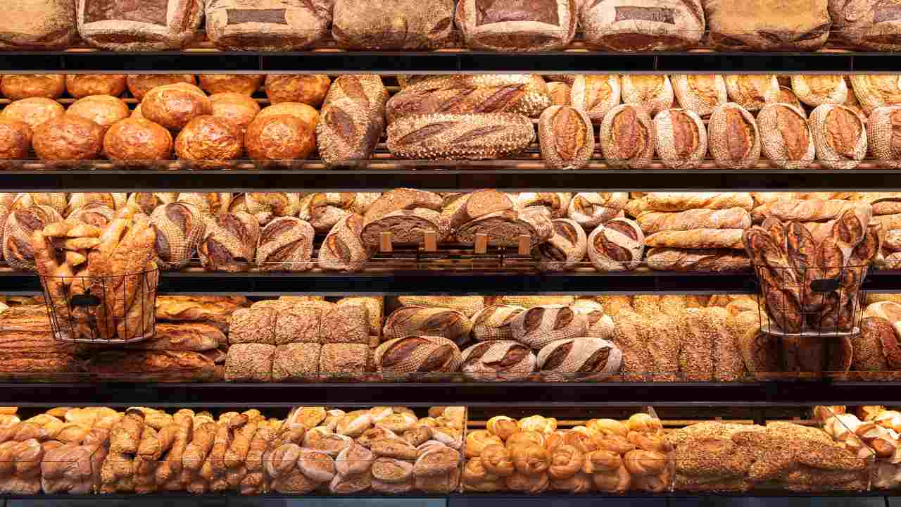 Mensola con varie tipologie di pane