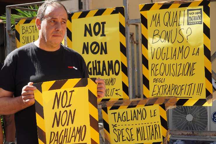 Napoli, proteste caro bollette