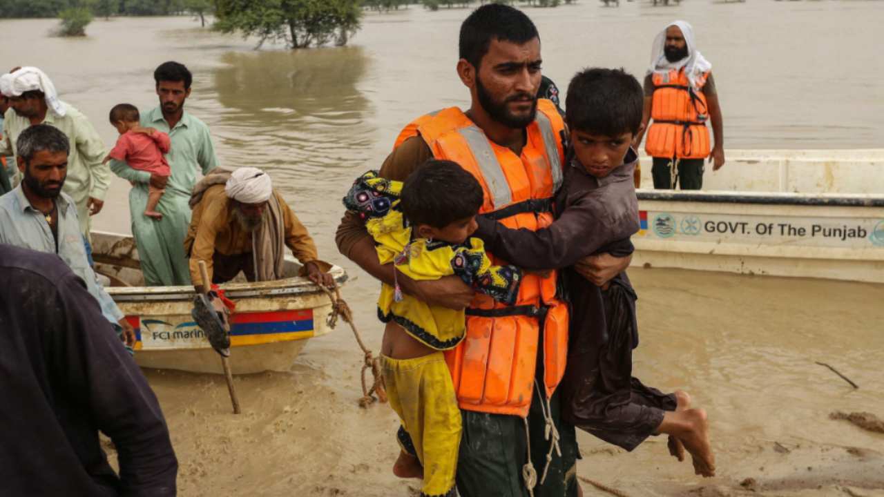 Pakistan, dei bambini vengono tratti in salvo