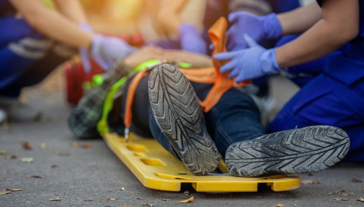 Paramedici soccorrono un uomo