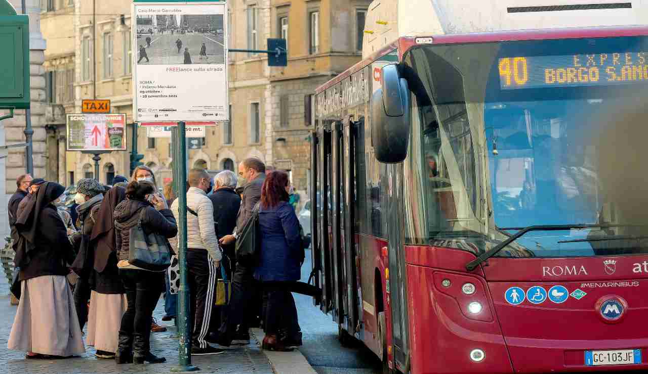 Passeggeri alla fermata dell'autobus