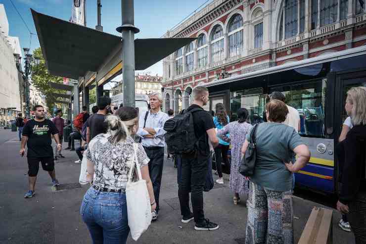 Persone che aspettano di salire su un autobus