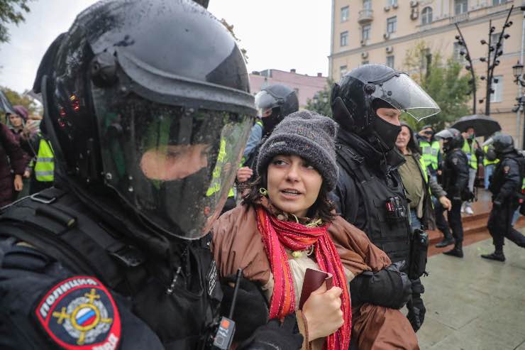 Polizia russa arresta manifestante