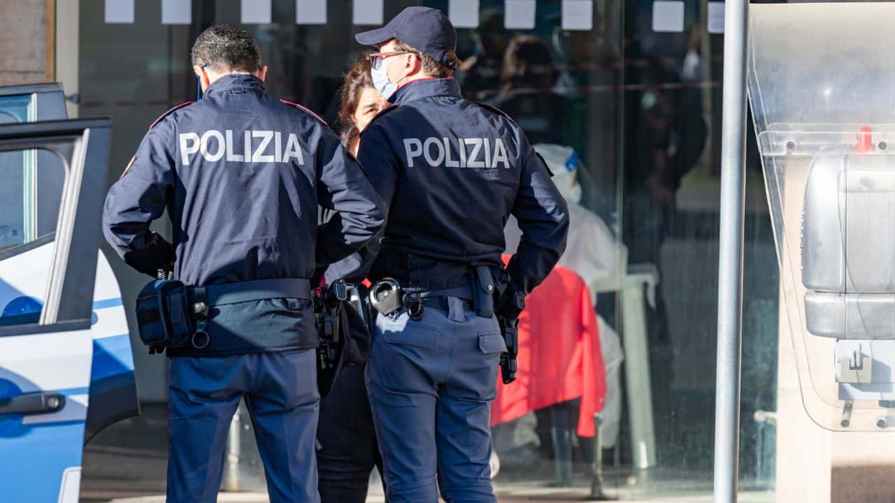 Polizia sul luogo del delitto