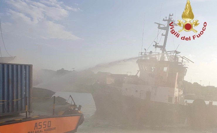 Porto di Crotone, Rimorchiatore