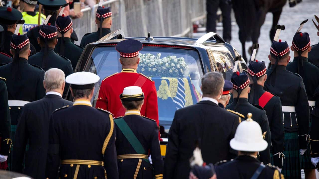 Processione del feretro della Regina Elisabetta II a Edimburgo