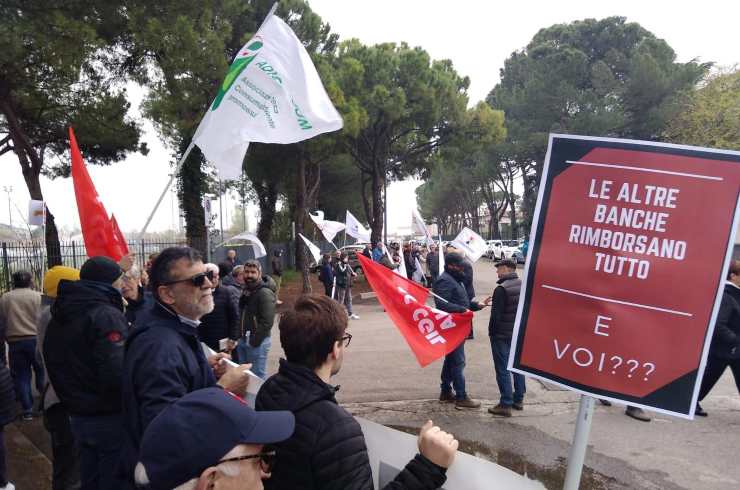 Protesta per truffa diamanti