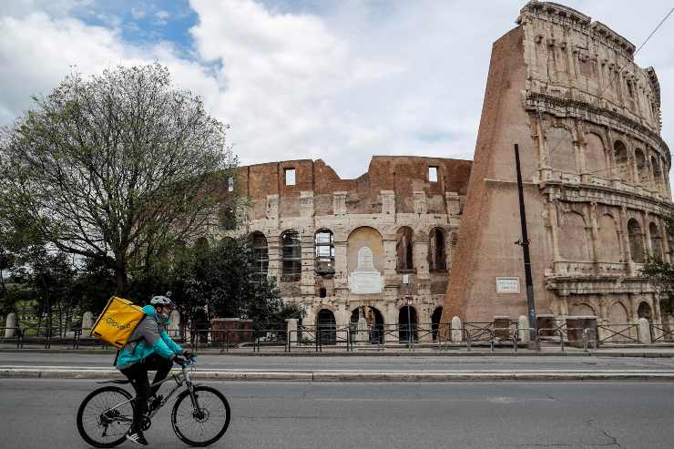 Rider Glovo al Colosseo