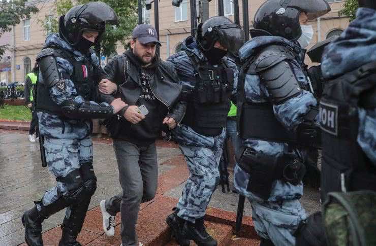 Russia, polizia arresta manifestante