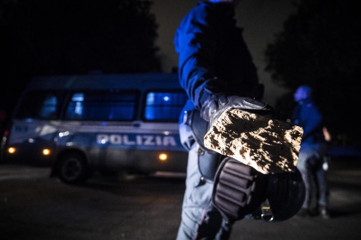 Sassi e bottiglie contro la polizia