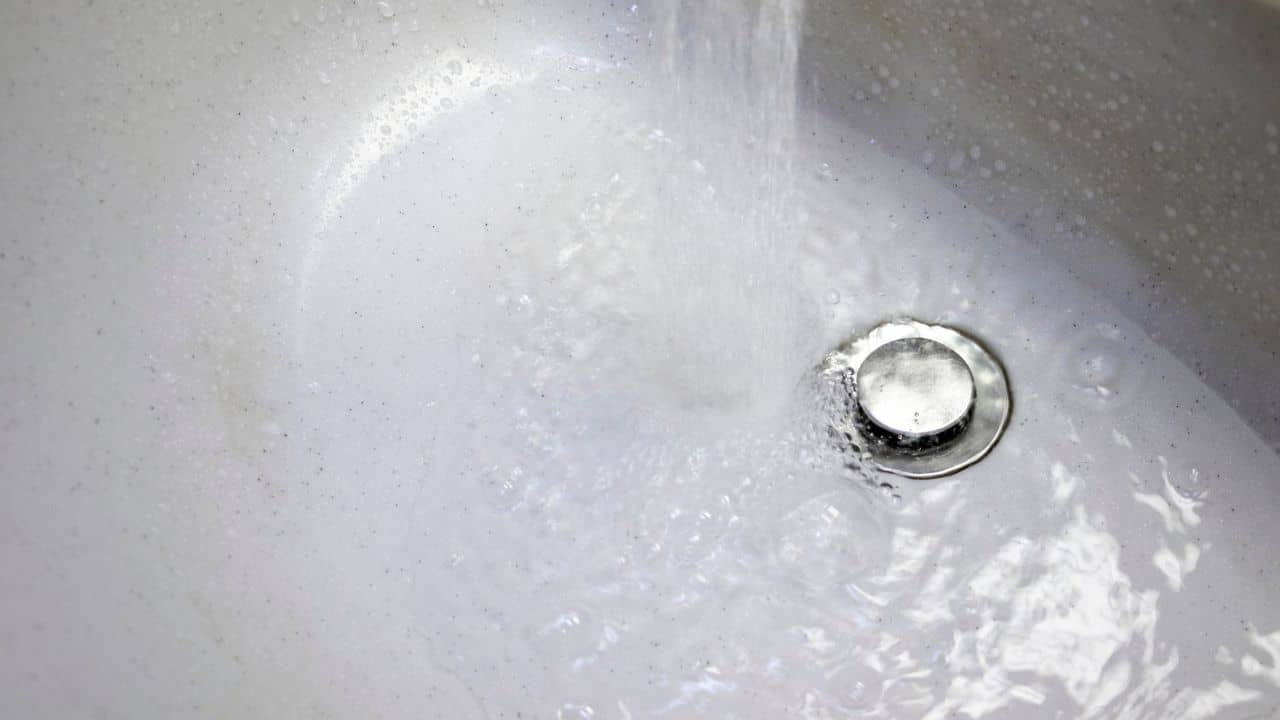 Scarico di un lavandino in bagno-