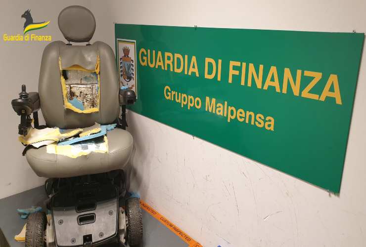 Sedia a rotelle dello spacciatore