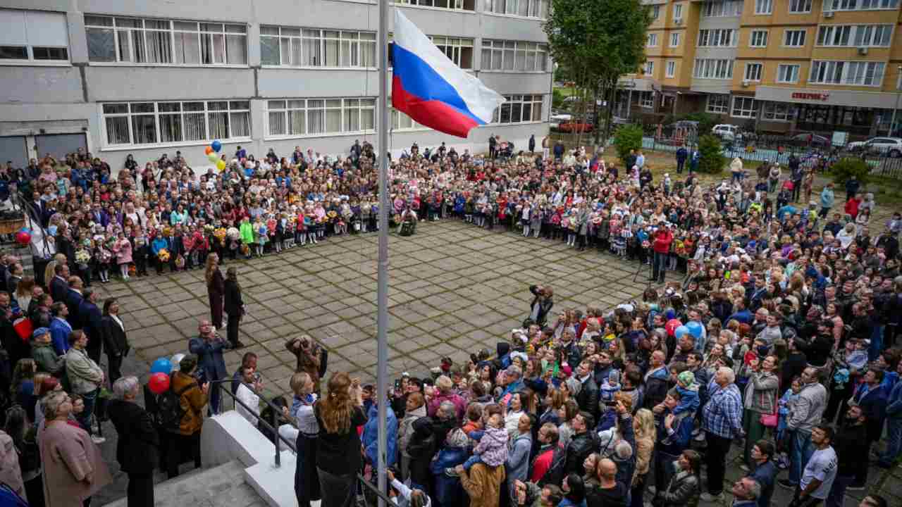 Si alza la bandiera della Russia in un collegio vicino Mosca