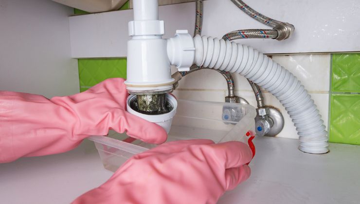 Smontaggio di un tubo in cucina