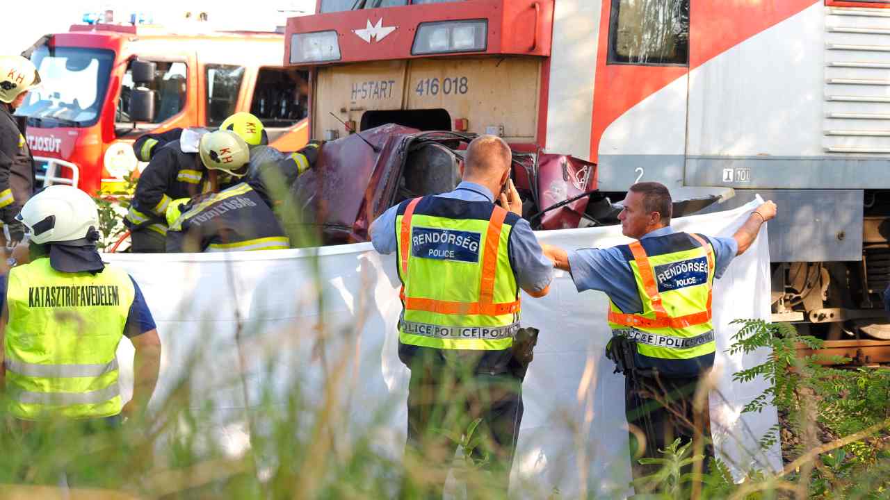 Soccorsi dopo incidente tra due treni