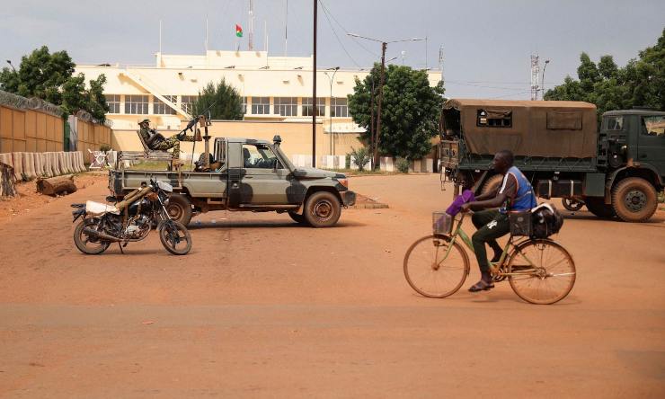Soldati del Burkina Faso in sosta in una piazza della capitale
