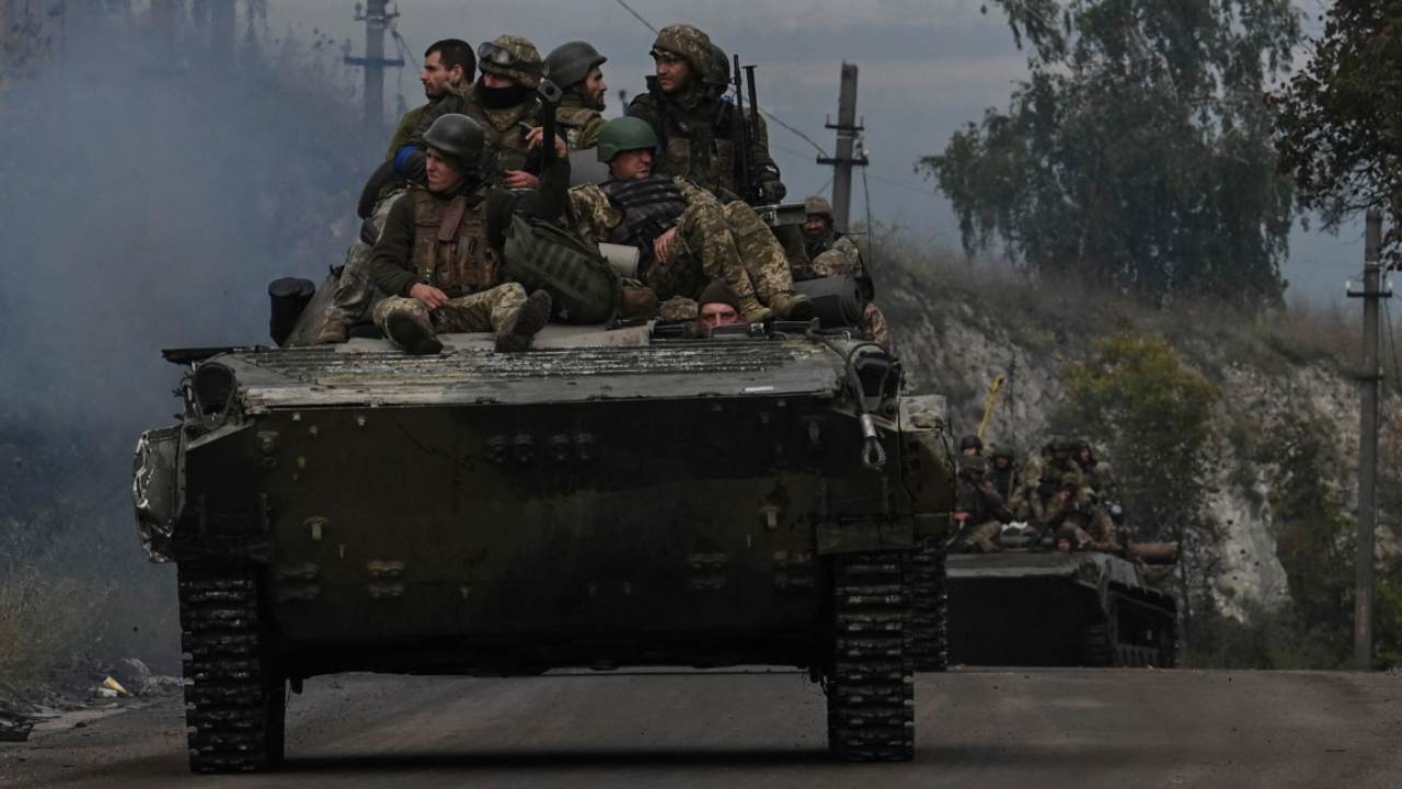 Soldati ucraini su un carro armato