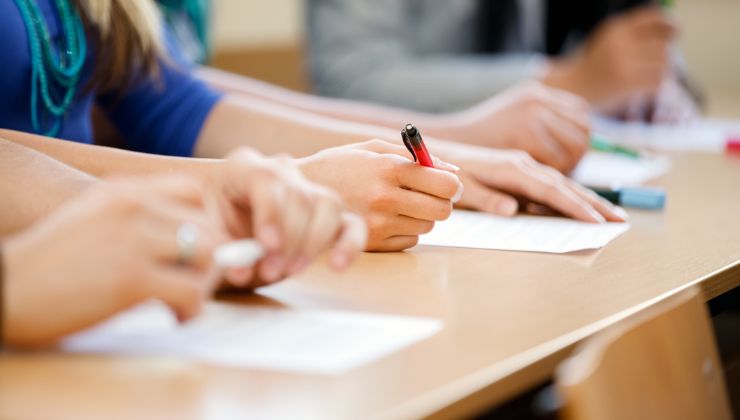 Studenti sostengono un test di medicina