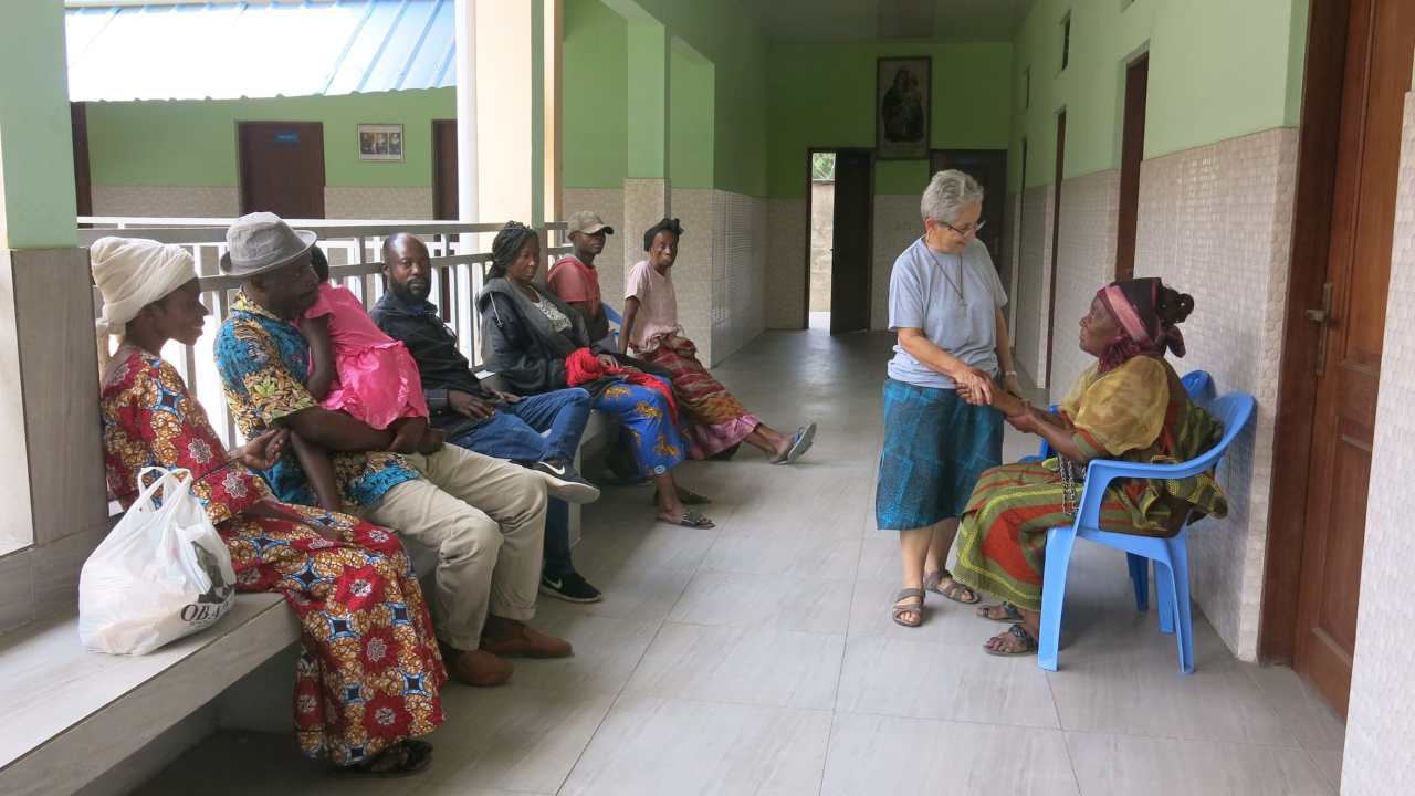 Suor Angela con alcuni pazienti nell'ospedale della Repubblica Democratica del Congo