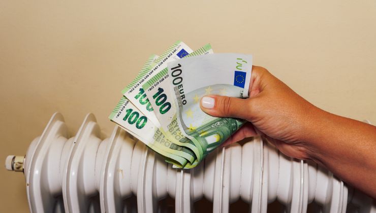 Termosifone con soldi per pagare la bolletta