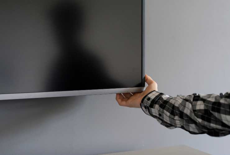 Uomo che spegne la tv