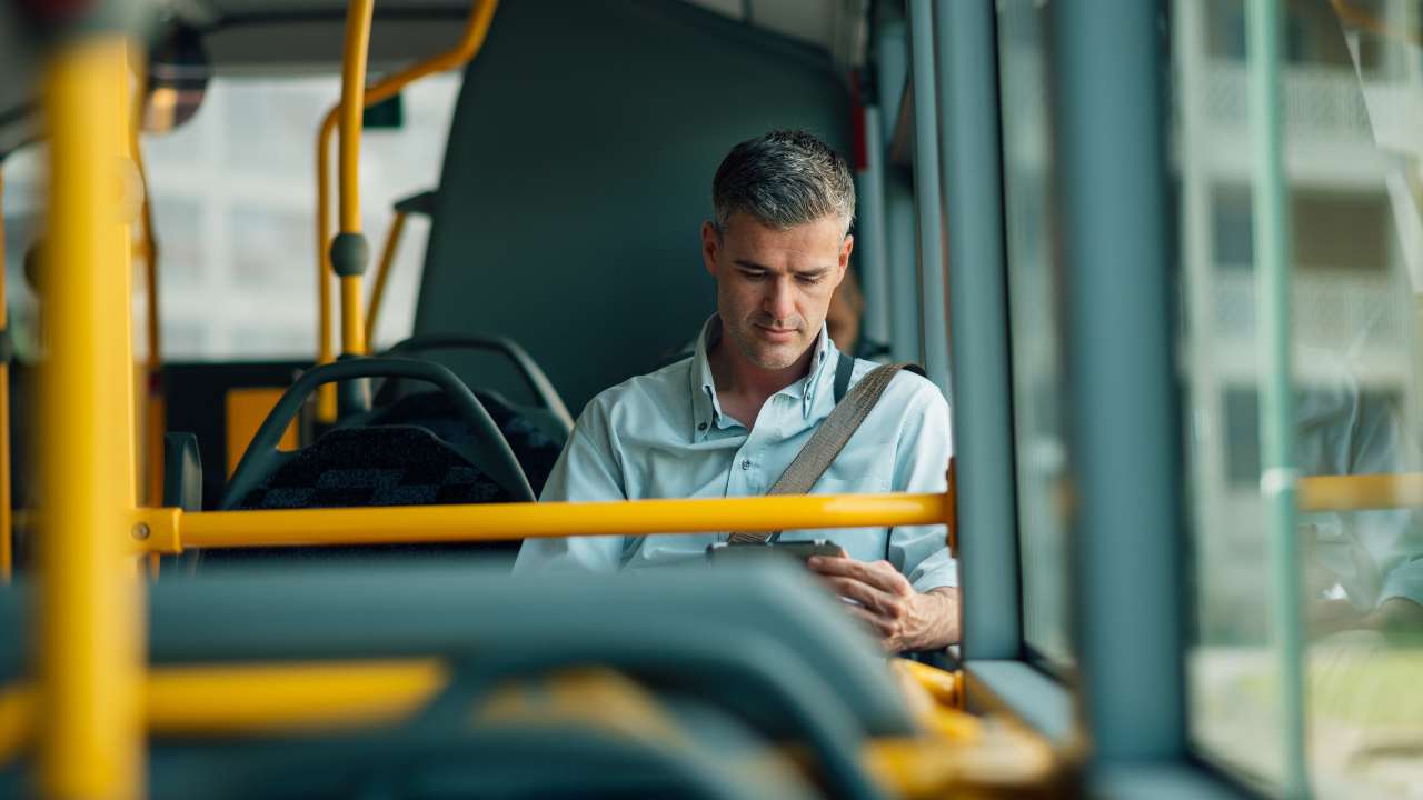 Uomo in autobus