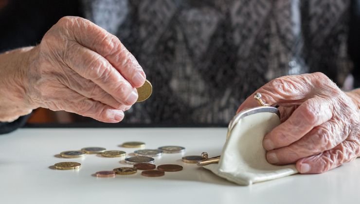 Anziana che conta le monete