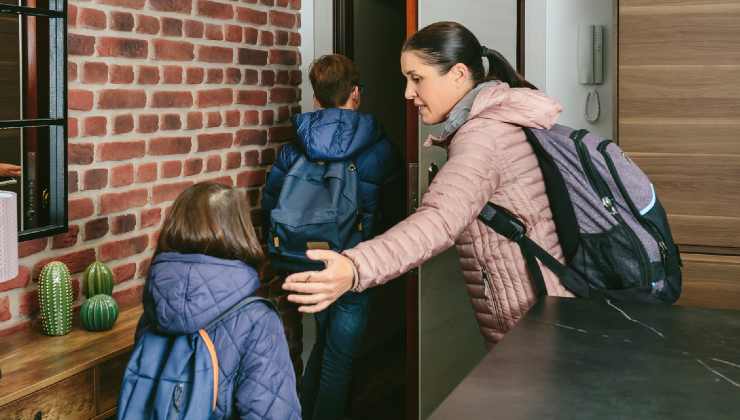 Bambini che vanno a scuola 