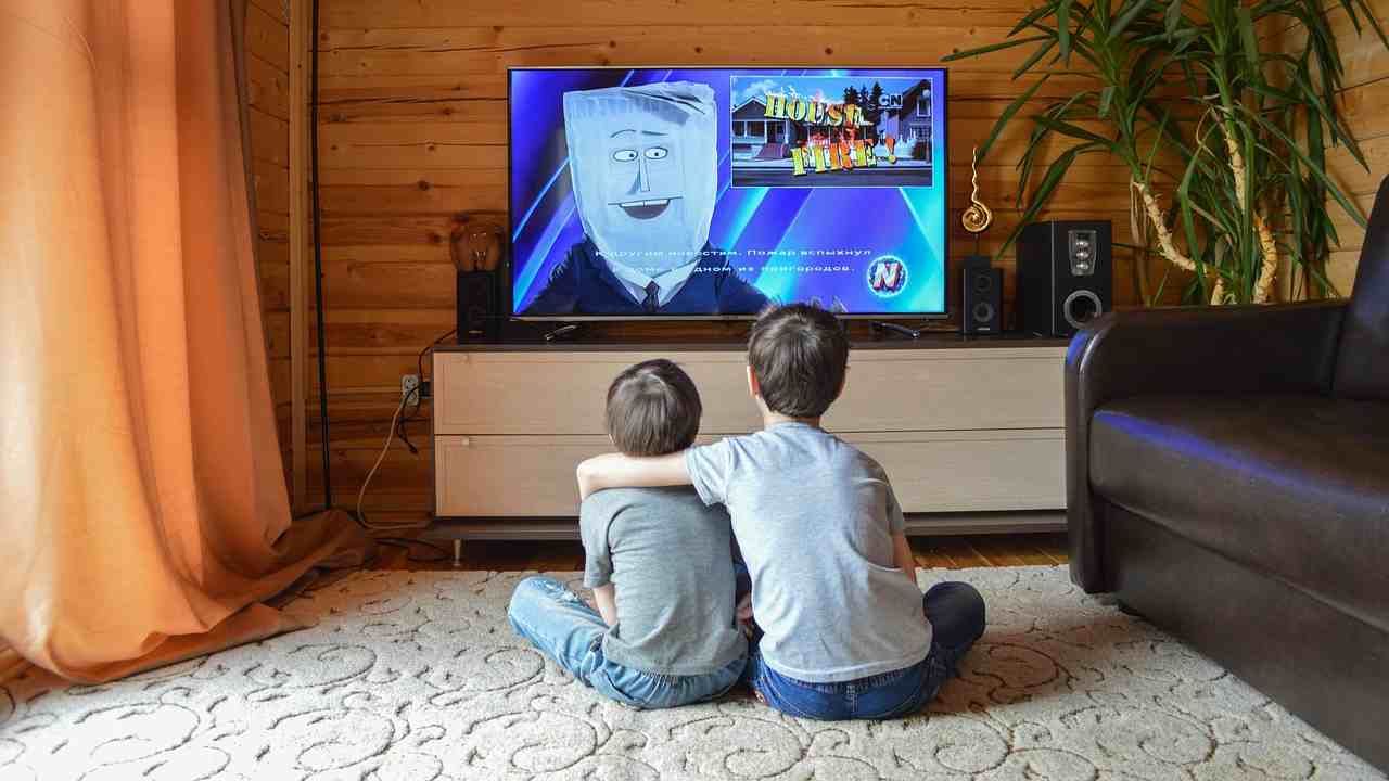 Bambini guardano la TV