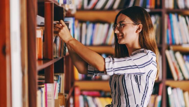 Bibliotecaria al lavoro