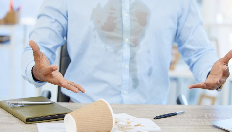 camicia sporca e macchiata 