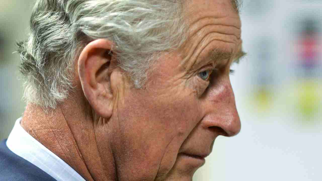 Carlo III infrange il protocollo