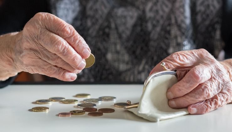 Contare le monete di una pensionata