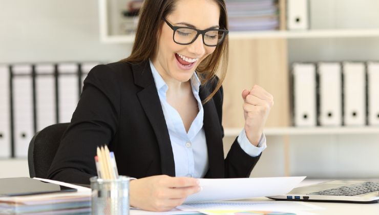 Donna felice per busta paga alta