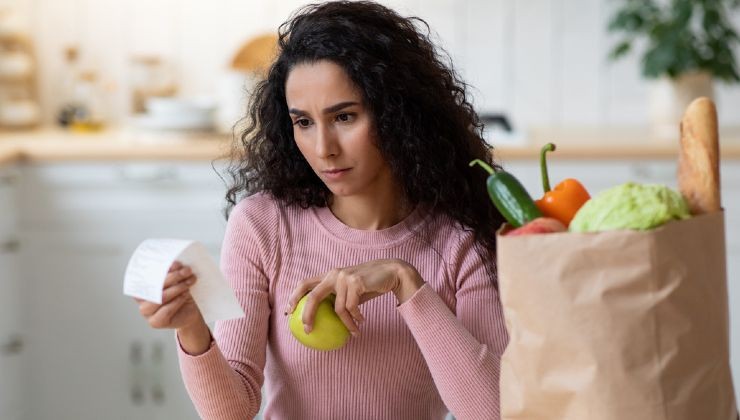 donna preoccupata dopo la spesa