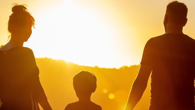 famiglia guarda il tramonto 
