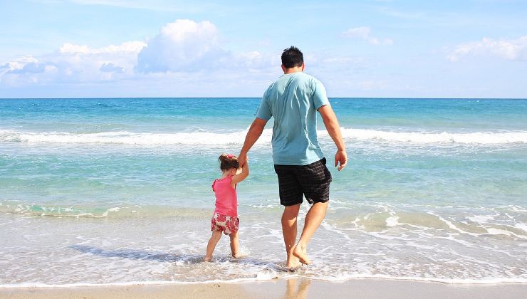 Papà al mare con la figlia 