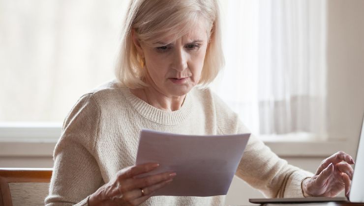 Pensionata che fa i conti 
