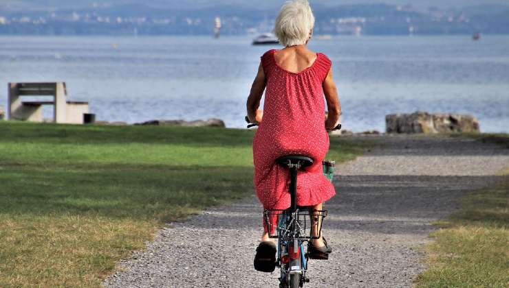 Pensionata in bicicletta 